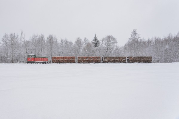 Торфовозный поезд снежным утром